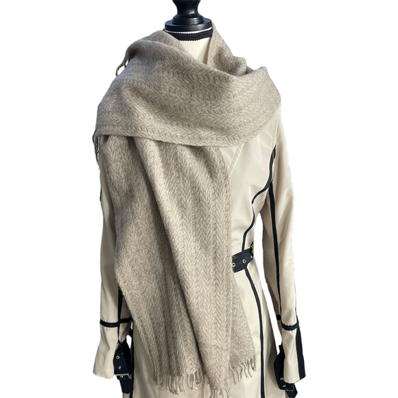 Authentic CHLOE tan knit fringe scarf with COA 18x60” - Picture 5 of 7